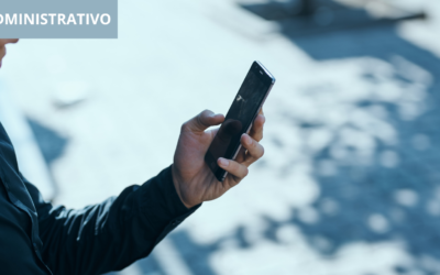 No hay una norma que regule el uso del teléfono privado a un funcionario público, esté se podrá usar, siempre y cuando no interfiera en las funciones desempeñadas para el empleo